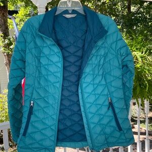 Teal/ blue packable down winter jacket. Zip front w/2 zip front pockets. Medium